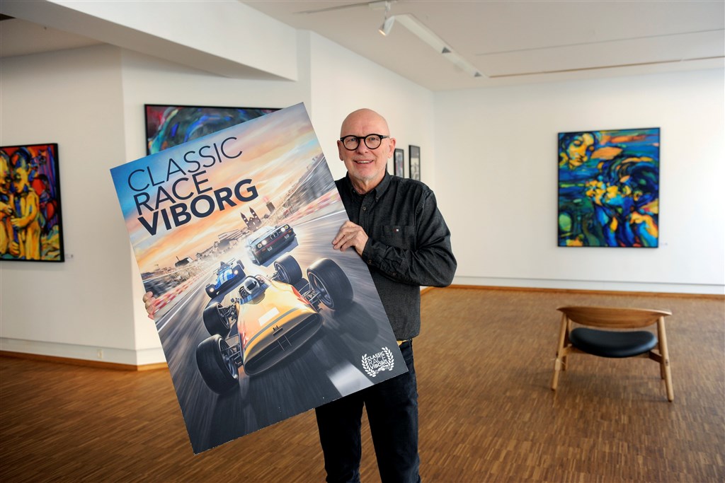 Thorkild Nielsen vil i Galleri NB udstille de ti udvalgte designforslag i den afsluttende konkurrence. Her er han med den aktuelle løbsplakat for Classic Race Viborg.
(Foto: Classic Race Viborg)